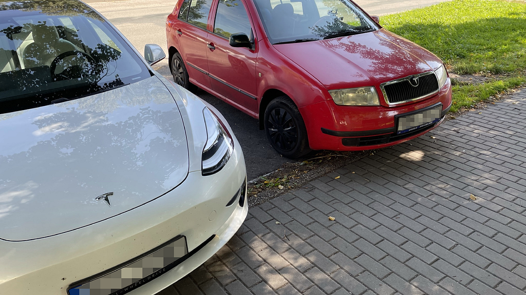 Skoda Fabia standing next to a Tesla Model 3.