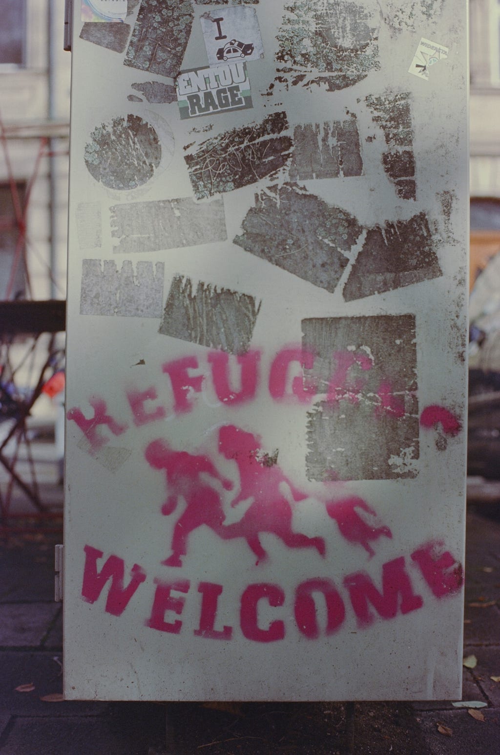 A sign that reads “refugees welcome.”