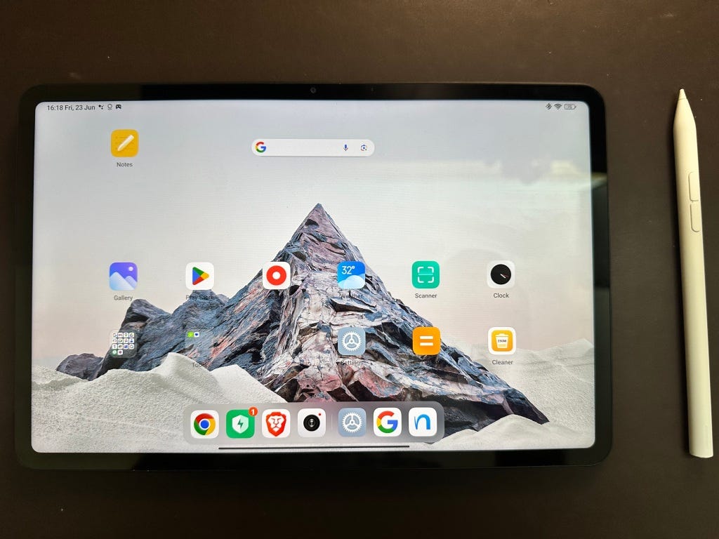 Xiaomi Pad 6 next to the Xiaomi Smart Pen Gen 2