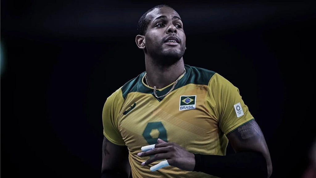 Leal, jogador de vôlei do Brasil. O jogador está com a camisa da seleção brasileira e olhando para o lado.