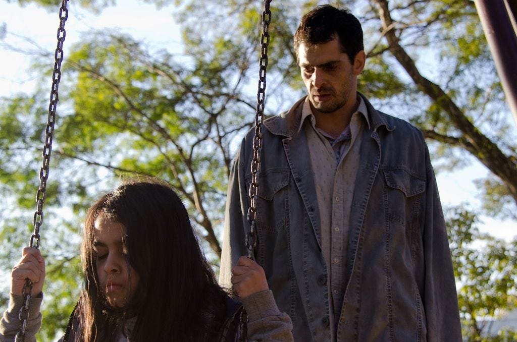 Jorge e a filha, Dalva (Nina Medeiros) — Filme "A Sombra do Pai"