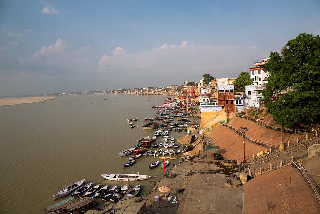Alka Hotel ofrece una de las vistas desde la azotea más espectaculares de Varanasi.