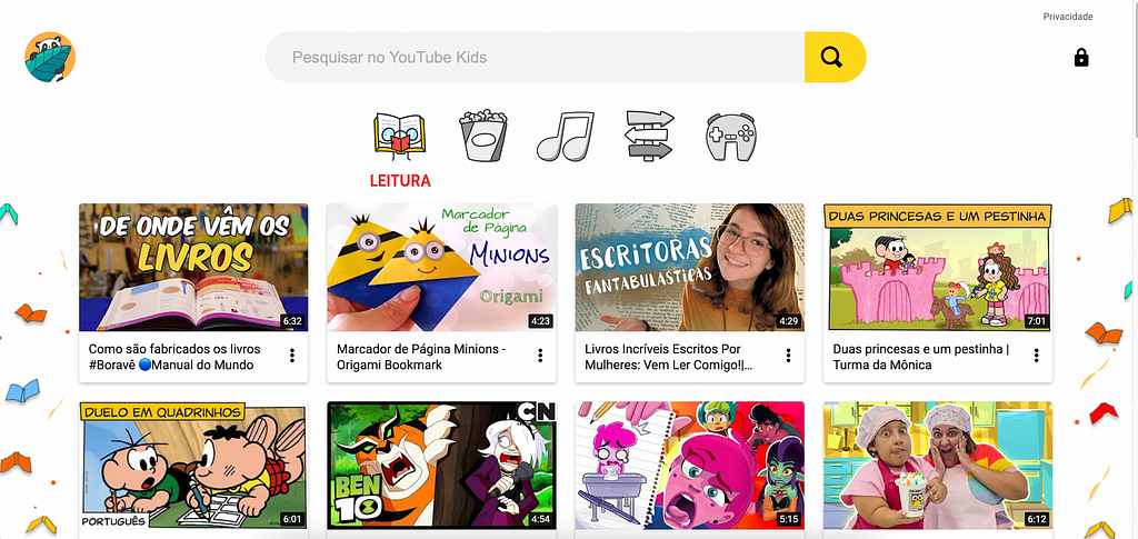 Captura de tela da página principal do YouTube Kids. No topo da imagem há uma barra de busca. Logo abaixo, cinco filtros ilustrados e a listagem de vídeos em formato de cards.