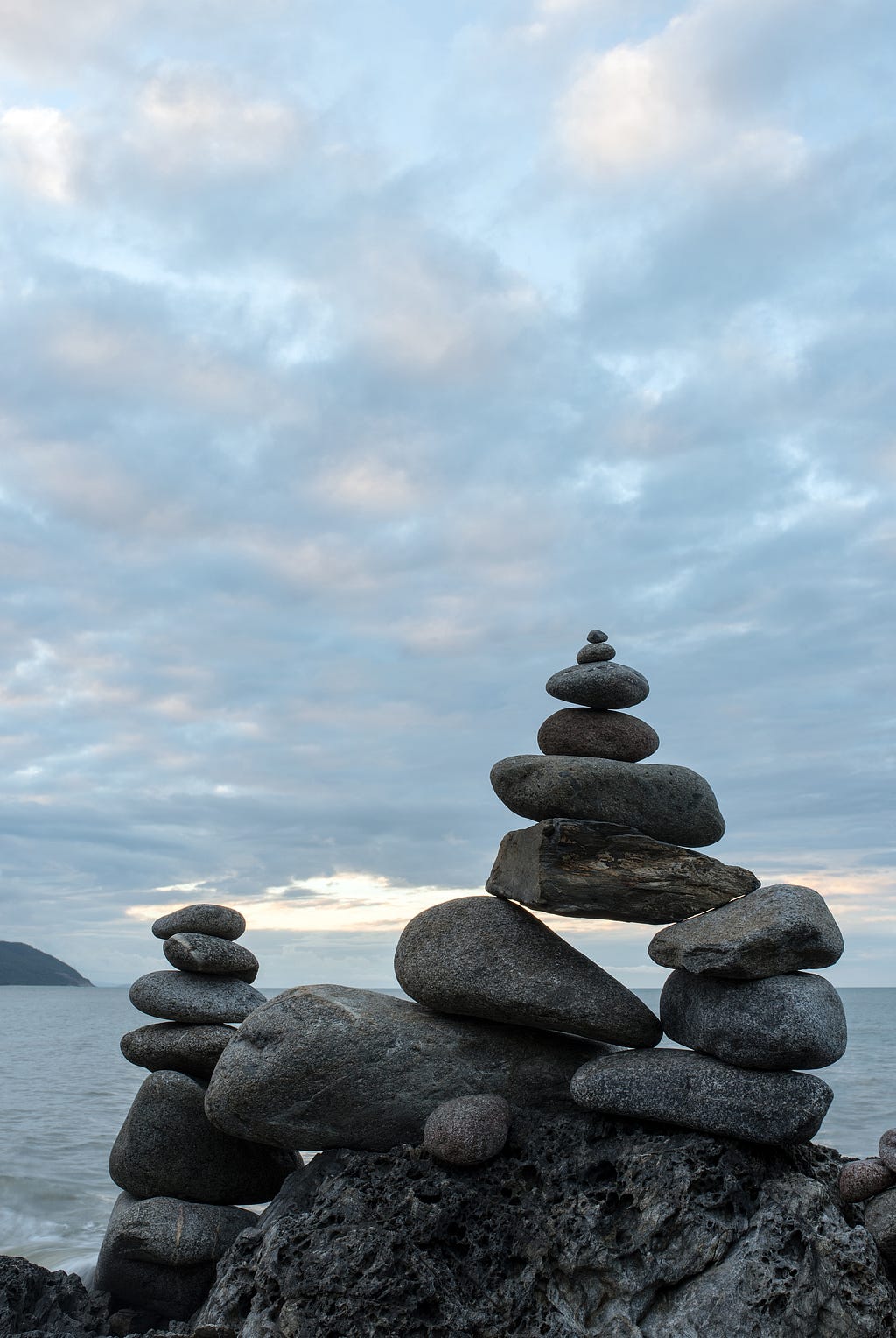 A self balancing stone structure