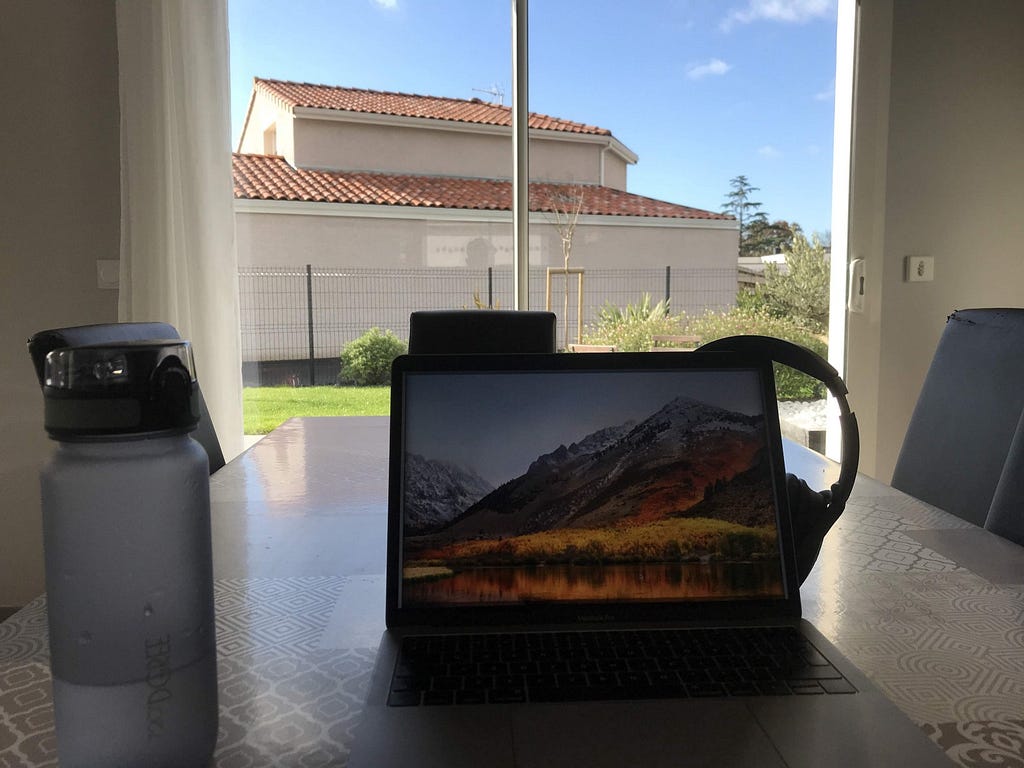 My Thinking days set up in Toulouse: a MacBook with Wifi off, a headset and water to hydrate my brain
