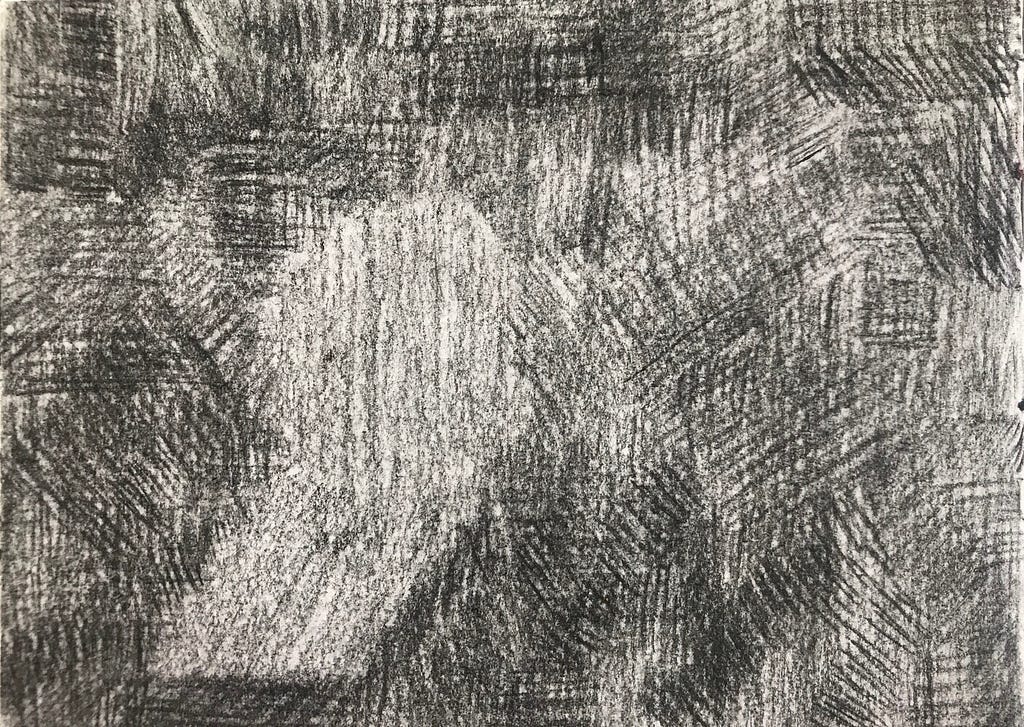 Desenho em carvão preto e branco, com linhas hachuradas em toda extensão do papel, em diversas direções. No centro para o lado esquerdo mais abaixo do papel, uma mancha menos densa quase no formato de uma cabeça e pescoço humano.