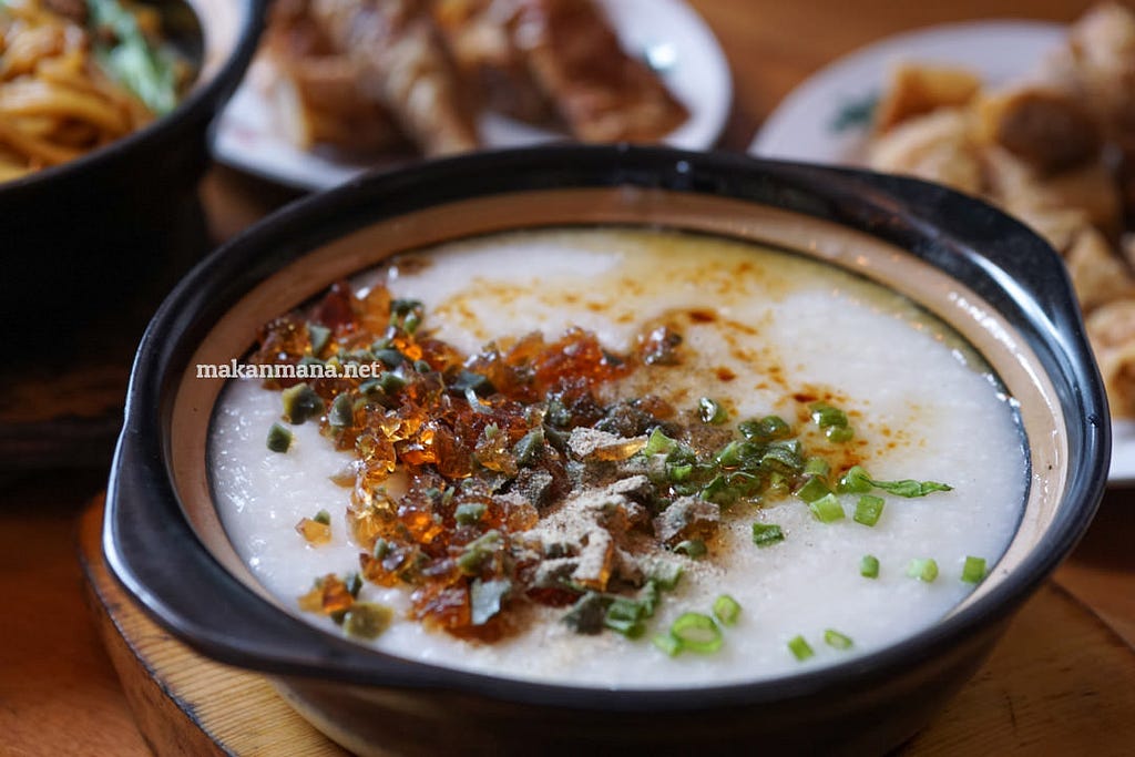 Bubur dengan taburan Telur Phitan