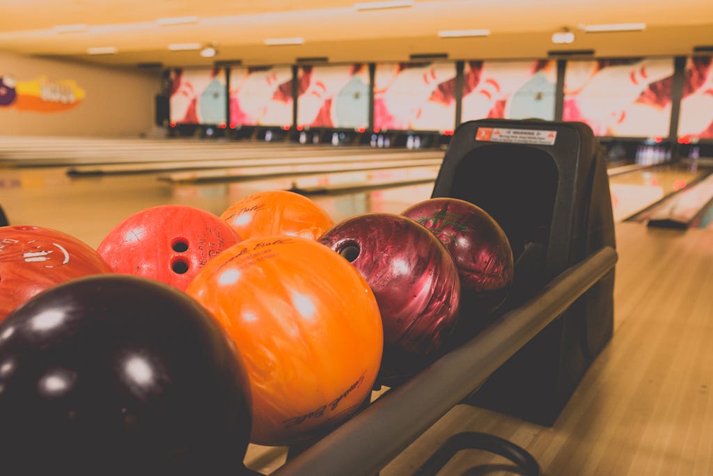 Tenpin bowling ball return with seven balls on it