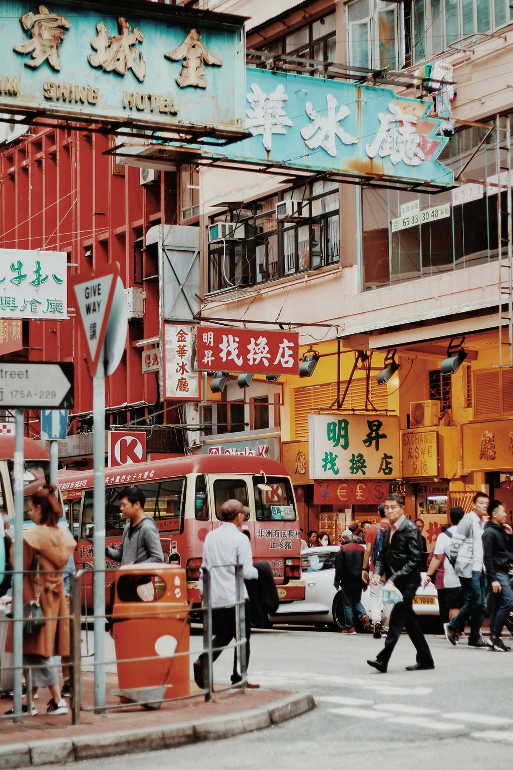 香港的經濟繁榮和相對自由的社會氛圍吸引了來自世界各地的移民，使得香港成為一個多元文化和多語言的社會。