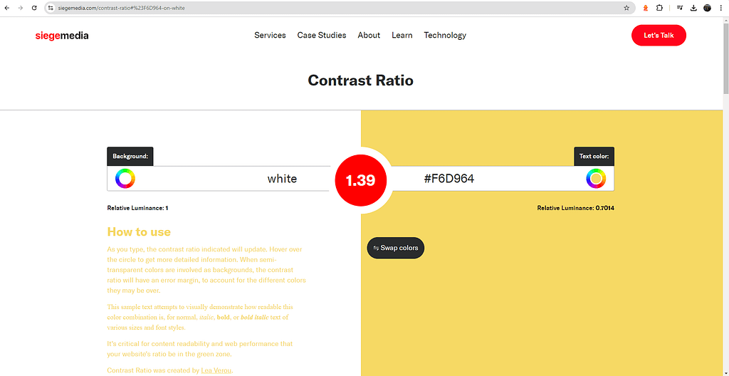 Página do site Siege Media mostrando a ferramenta de verificação de contraste de cores. A interface exibe um contraste entre “white” (branco) como cor de fundo e a cor hexadecimal “#F6D964” como cor do texto. O contraste é indicado como “1.39” no centro da tela, dentro de um círculo vermelho. Há uma opção para trocar as cores e uma área explicativa sobre a ferramenta à esquerda. O site possui um menu superior com links como “Services”, “Case Studies”, e “Learn”