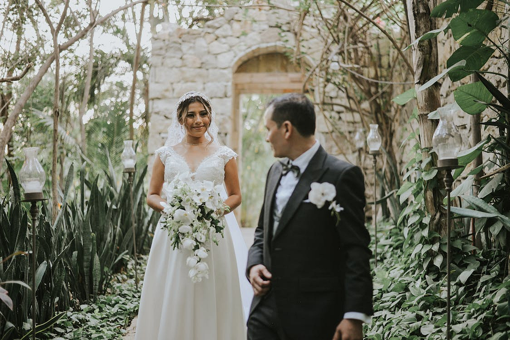 A bride and groom in their marriage incorporated with Costa Rican wedding traditions