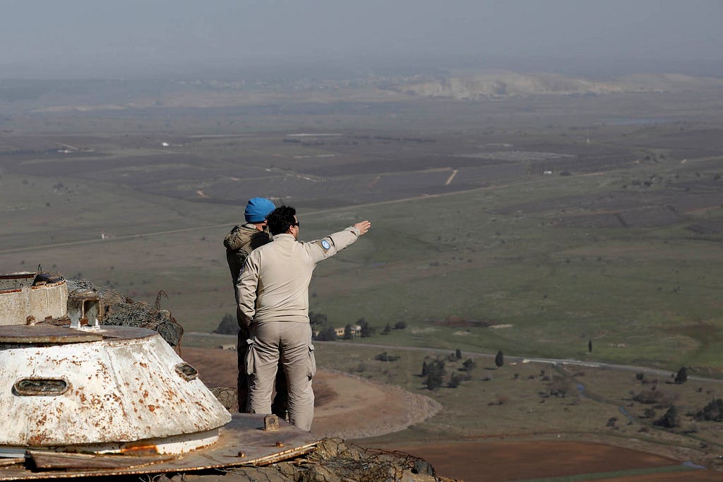 Personal de la ONU en un puesto de observación mientras vigila la frontera entre Israel y Siria en los Altos del Golán, el 21 de enero de 2019. (Foto: Yalaa Marey / AFP / Getty Images)