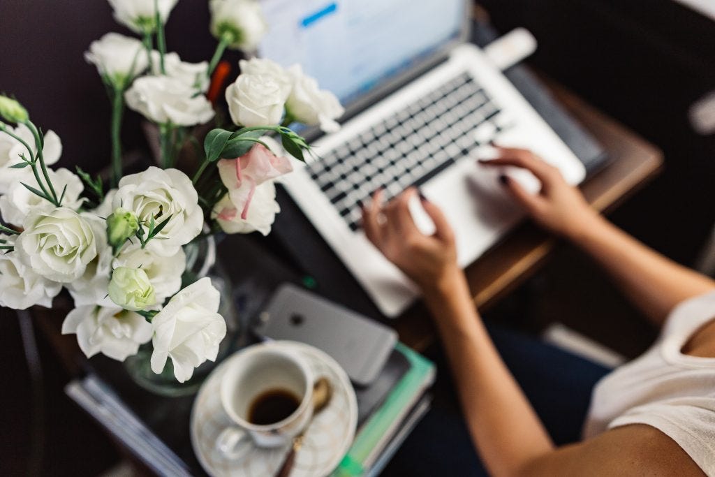 kaboompics.com_Female workspace with white flowers