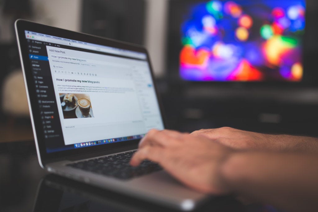 guy-blogging-on-laptop