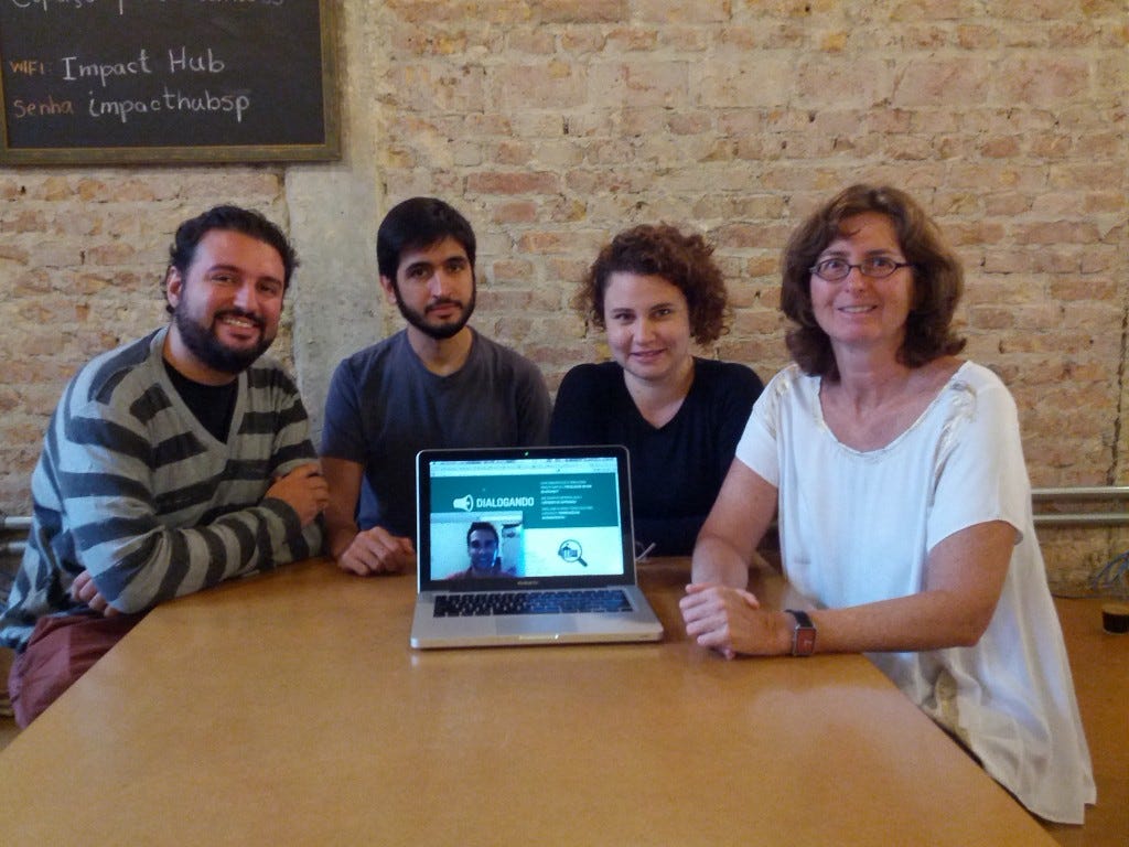 Reunião da equipe do projeto Dialogando: Tom, Edgar, Ruan (no computador), Jamila e Heloisa