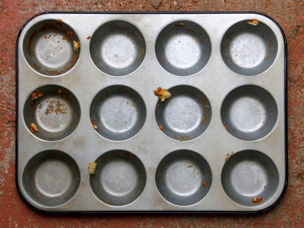 Reinigen von Backblechen mit Backsoda und Essig