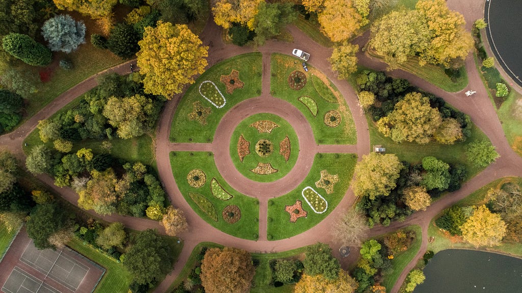 a circular area in a park or garden promoting greenery and natural aesthetics; representational picture for circular economy