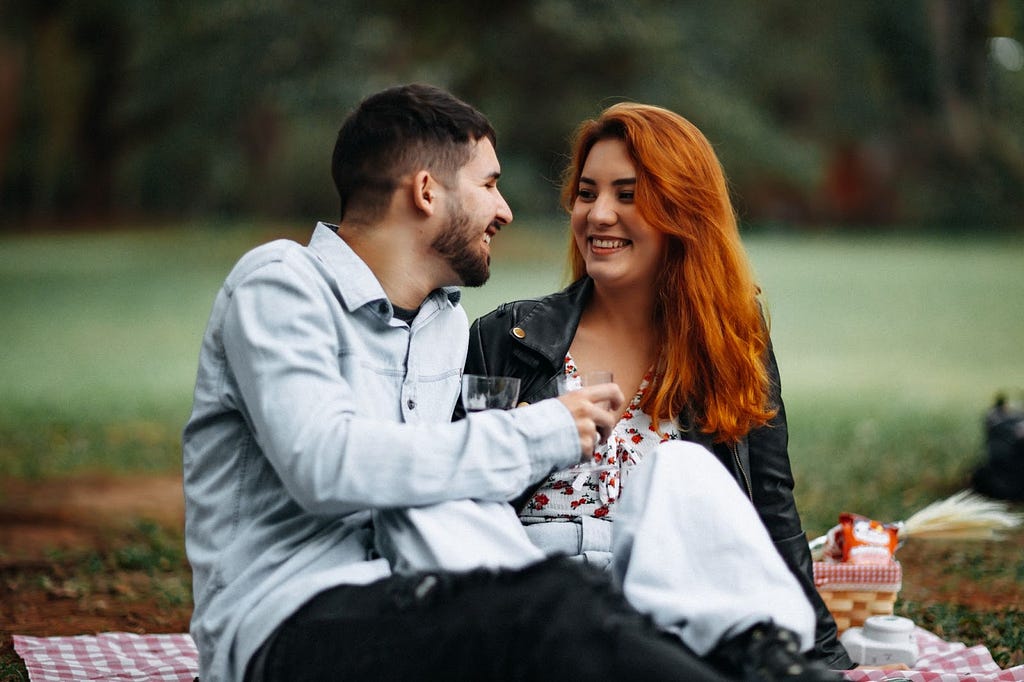 A happy couple having a picnic.