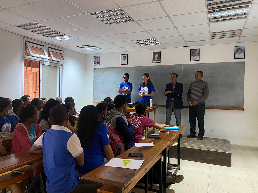 Sarah giving a talk on ethics in genomics research and the practical application of anthropology for students at the University of Antananarivo.