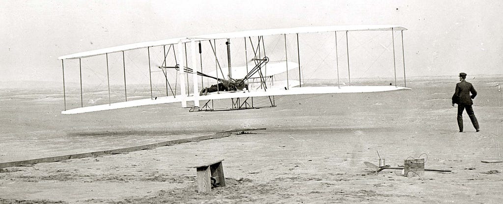 El primer vuelo en 1903. Balanceando su cuerpo, el piloto daba estabilidad al avión, de la misma forma que lo hace alguien que maneja una bicicleta.