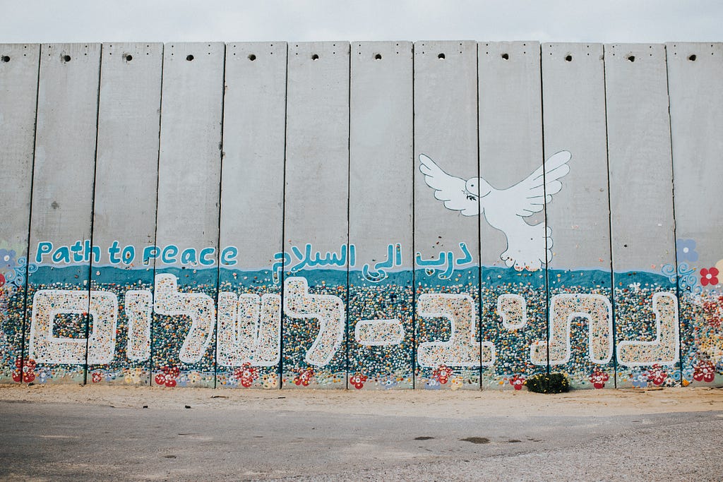 Na foto está escrito “Caminho para a Paz” em Hebraico, em um muro que separa a Faixa de Gaza de Israel.