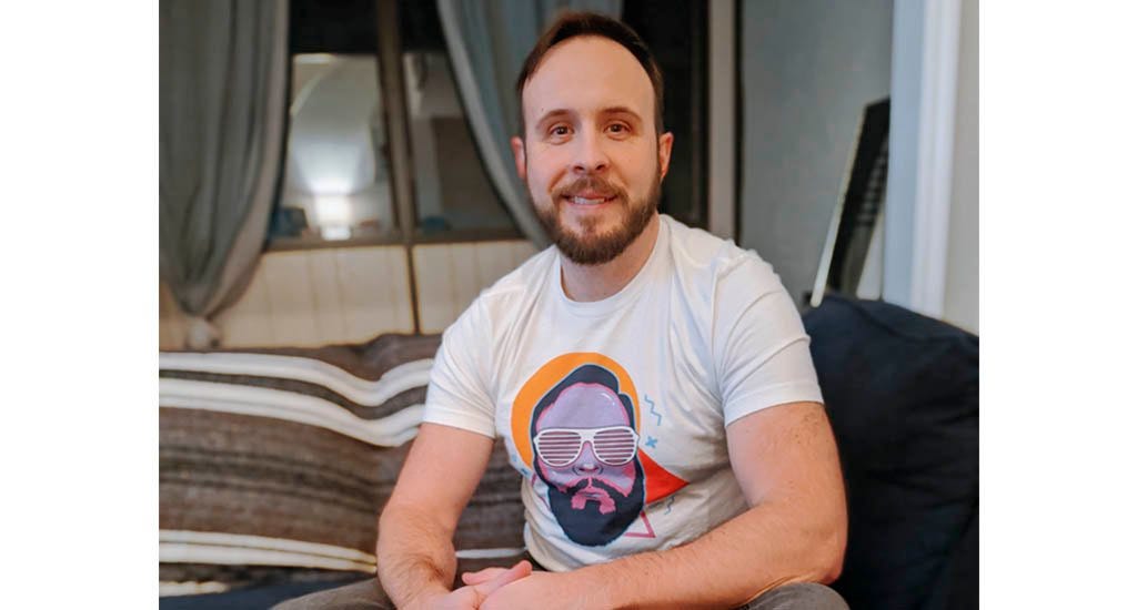 Bruce Greene wearing Gamer Head GREY t-shirt