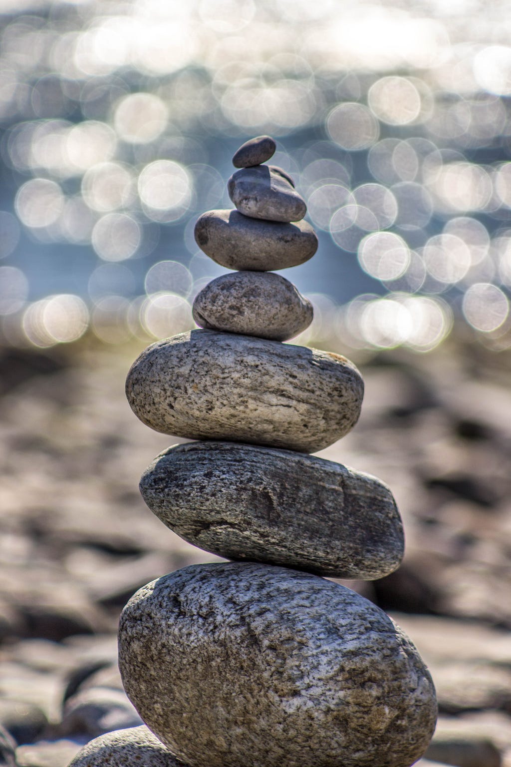 para ilustrar a prática de meditação: uma imagem com pedras de diferentes tamanhos empilhadas, simbolizando equilíbrio