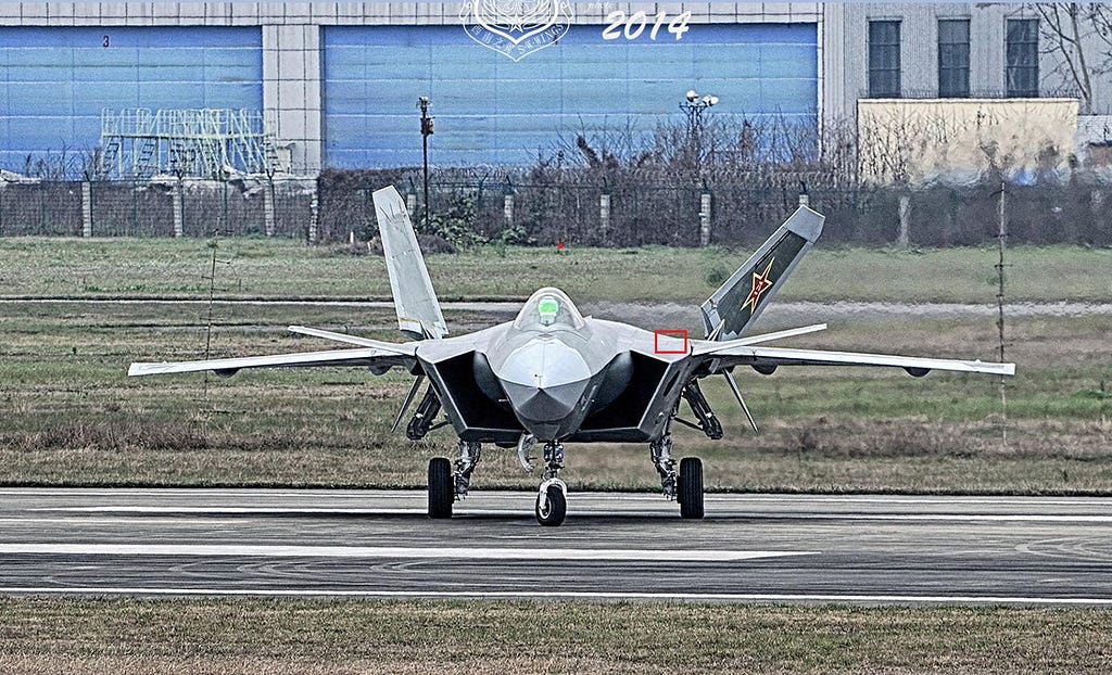 The view of the gun port is virtually impossible to distinguish from forward angles, similar to that of the F-22. However, careful analysis of its position indicates the gun port would have a clear line of sight forwards