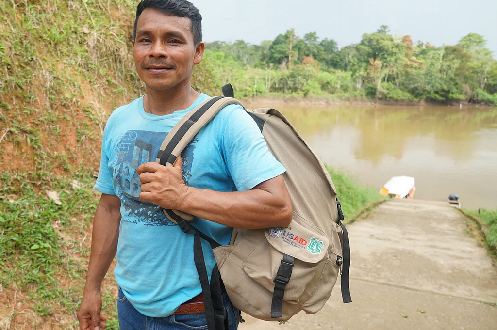 Teobaldo Vásquez smiling and carrying a backpack in the Peruvian Amazon.