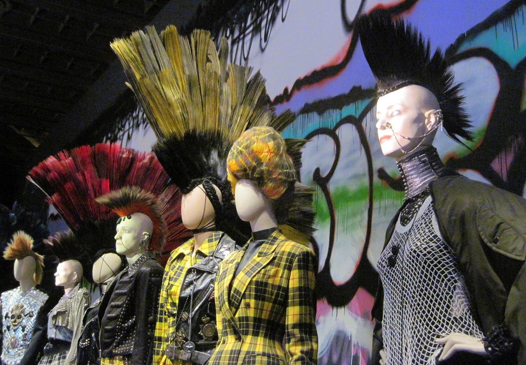 La version “punk” de Jean-Paul Gaultier ne garde que quelques éléments de l’esprit punk initial : cuir, carreaux et crêtes