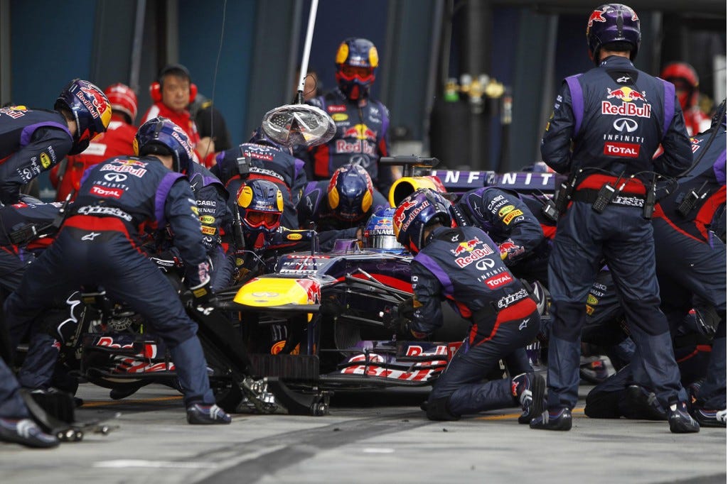 the-red-bull-racing-formula-one-team-executes-a-pit-stop_100424632_l