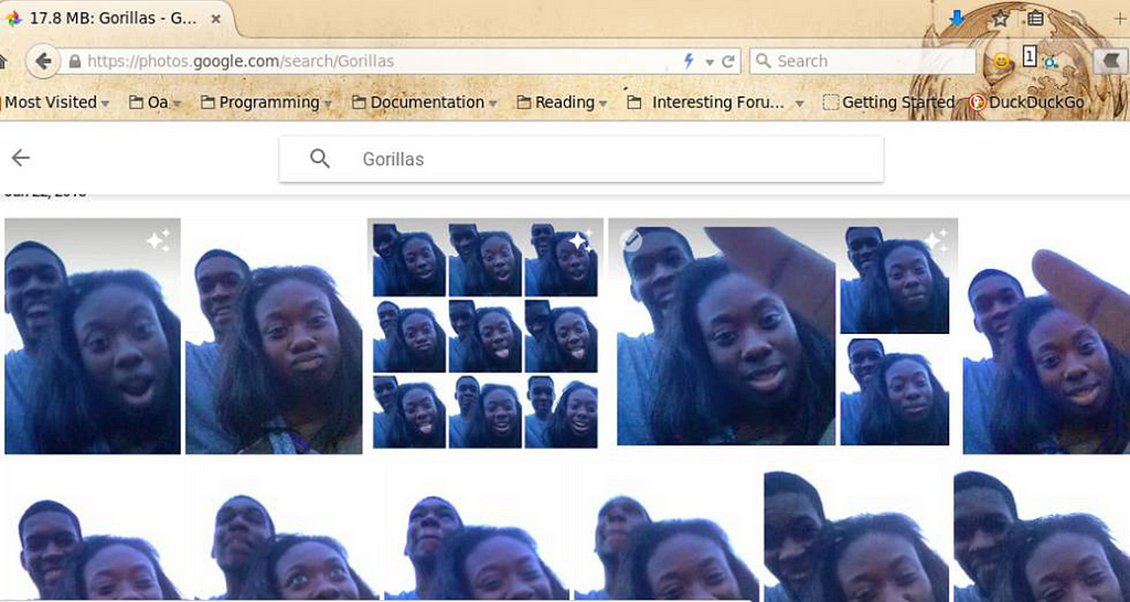 Print do Google Fotos onde exibe grade de diversas fotos de um casal de homem e mulher pretos