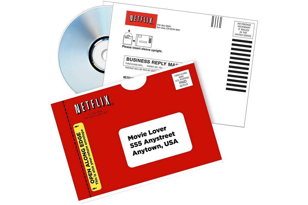 Um envelope de correio onde tem um logotipo Netflix com endereço de uma pessoa e dentro um DVD físico.