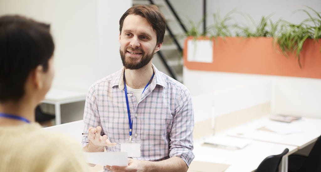 Manager having one-on-one conversation with team member