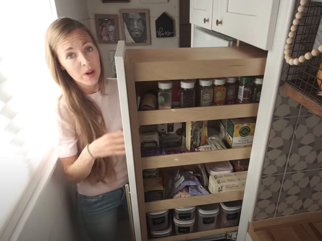 The spice rack can be hidden.