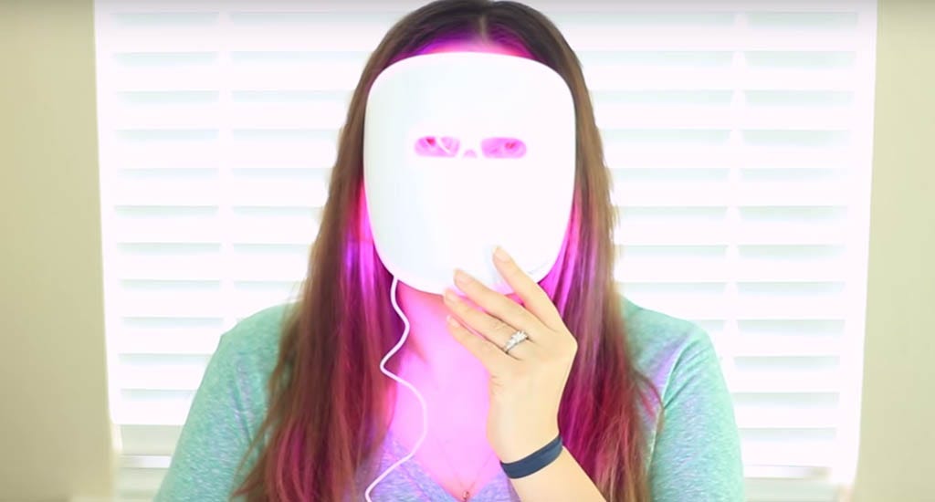 Vivian Tries Neutrogena Light Therapy Acne Mask