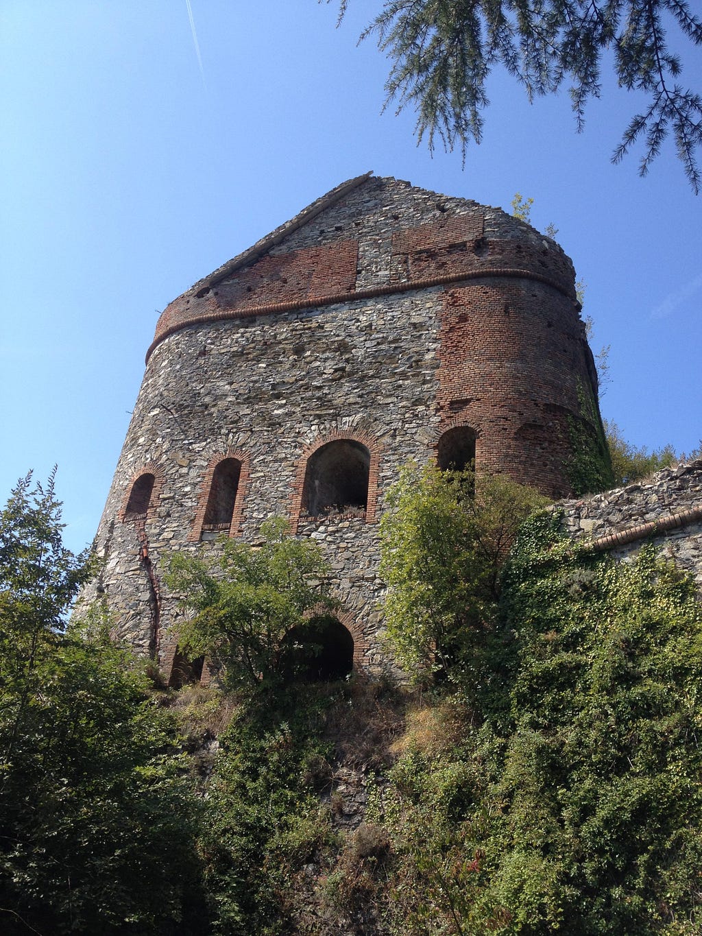 A view of the inner wall at Fort Sperone — pretty damn high.