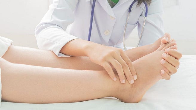 ¿Por qué se me hinchan los pies estando embarazada?
