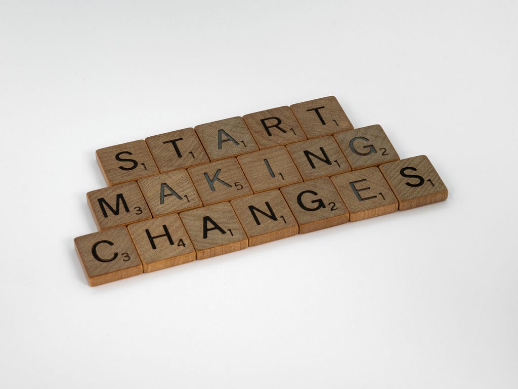 In wodden letters: “Start making changes”
