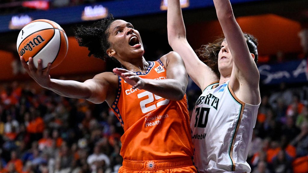 Alyssa Thomas goes for a contested lay-up against the Liberty’s Breanna Stewart