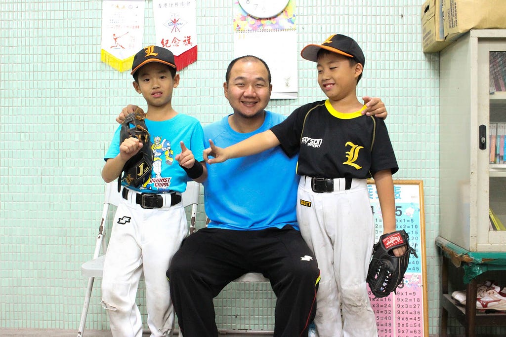 林威宏教練與棒球隊孩子合照。                                                         黃憶涵/攝影