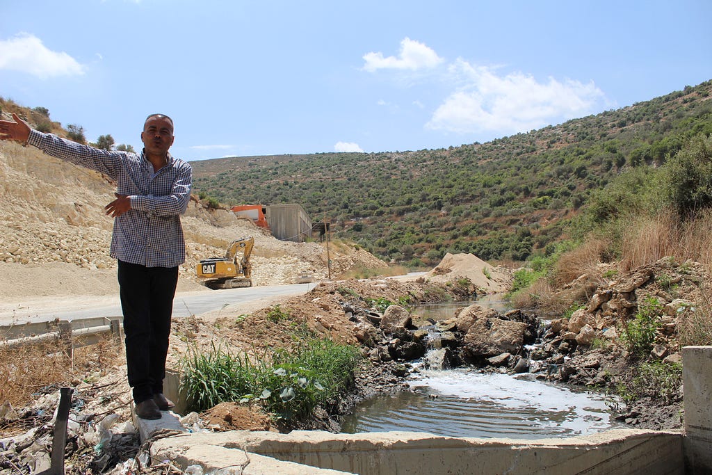 Murad Samara se encuentra cerca de la corriente tóxica de aguas residuales, justo al comienzo de la tubería construida por la municipalidad. (Foto: MEE / Megan Giovannetti)