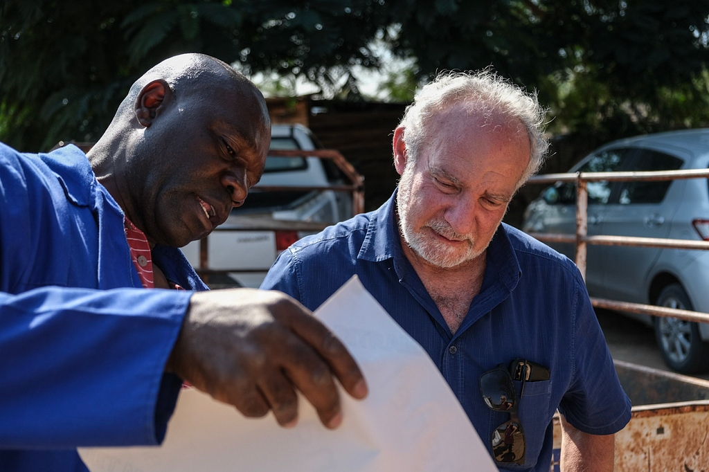 Simon Khoza, a public engagement officer, chatting with ARK collaborator and director of MRC/Wits Rural Public Health and Health Transitions Research Unit Dr. Stephen Tollman. Agincourt, South Africa.