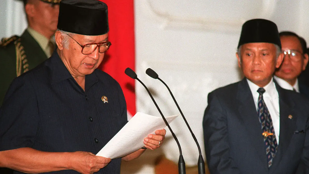 Le général Suharto (à gauche) annonce sa démission de la présidence de la République d’Indonésie le 21 mai 1998 après 32 ans de règne sans partage qui auraient fait plus de 500 000 morts. Son vice-président, Bacharuddin Jusuf Habibie (à droite) le remplace et dirige le gouvernement de transition avant d’être écarté par le parlement indonésien en 1999. Crédit : AGUS LONG / AFP