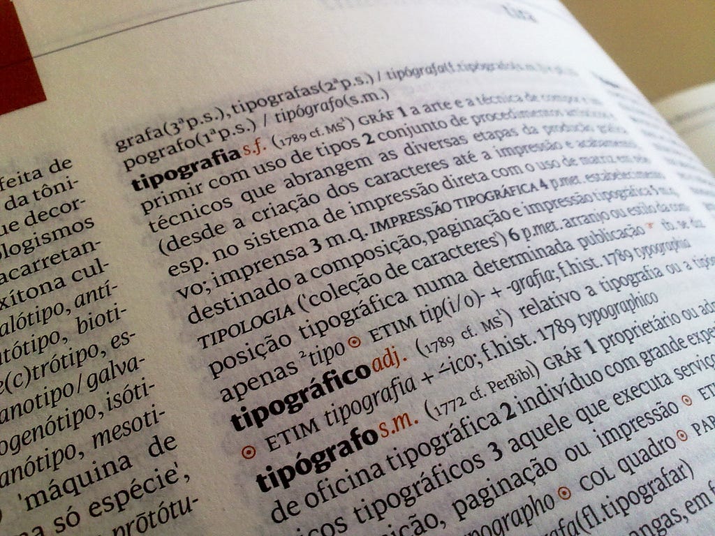 Trecho de um dicionário mostrando as palavras “tipografia”, “tipográfico” e “tipógrafo” e seus significados