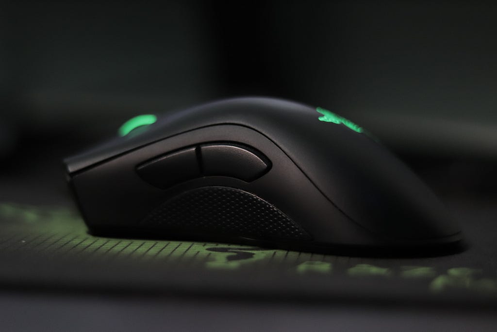 a photo of a black computer mouse