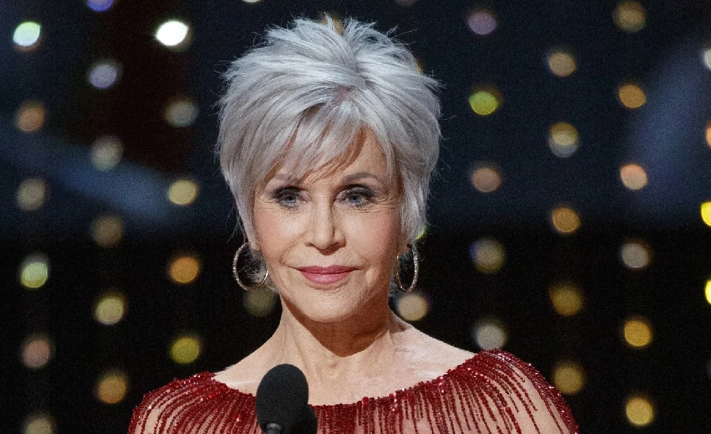 Na foto, a atriz Jane Fonda com 82 anos na Cerimônia do Oscar desse ano, exalando jovialidade.
