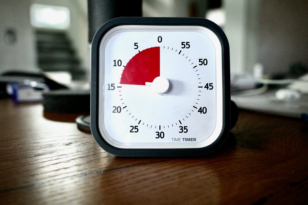 a clock with a red interval marked.