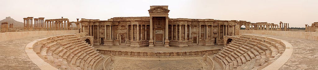 Panoramic view of the Roman theatre in Palmyra. This photo was taken by Eusebius (Guillaume Piolle).