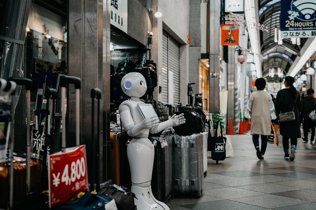 Robot yang berdiri di depan toko